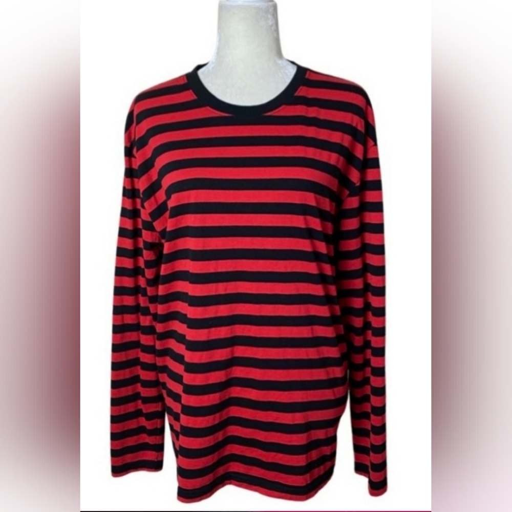 Hot Topics long Sleeve T-Shirt